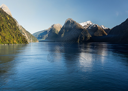 新西兰米尔福德州反射旅游蓝色晴天海岸线旅行地标悬崖海洋场景图片
