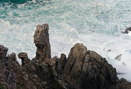 摇滚和浪潮y岩石蓝色荒野海景压力冲浪速度海洋力量石头图片