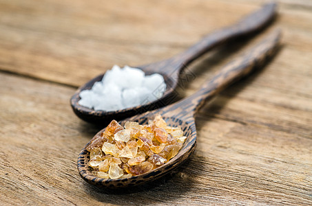 甘蔗糖 盐和木制勺图片