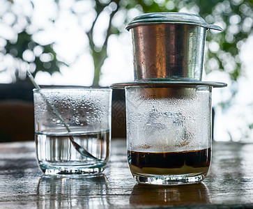 越南滴水咖啡咖啡店咖啡煮沸美食桌子酿造黑色技术玻璃牛奶图片