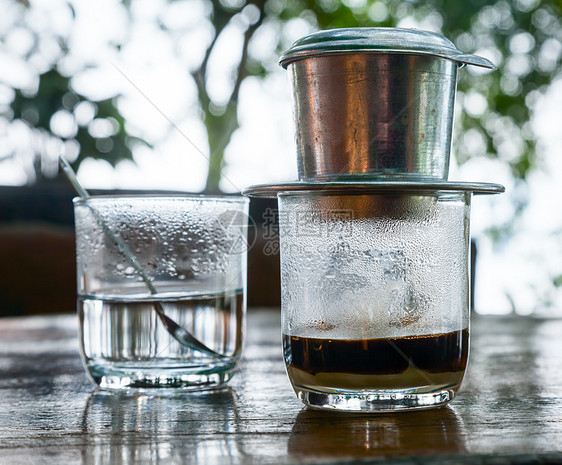 越南滴水咖啡咖啡店咖啡煮沸美食桌子酿造黑色技术玻璃牛奶图片