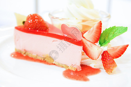 草莓芝士蛋糕宏观水果奶油状餐厅奶油浆果甜点熟食绿色盘子图片