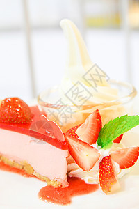 草莓芝士蛋糕食物熟食酸奶红色浆果叶子绿色盘子宏观小吃图片