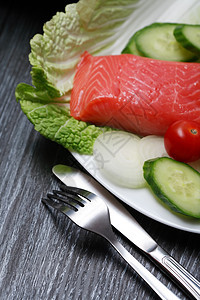 和蔬菜海鲜食物沙拉烹饪盘子鱼片洋葱厨房课程健康饮食图片