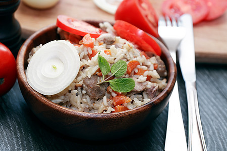 皮拉夫碗课程餐具盘子香料洋葱食物晚餐桌子服务羊肉图片