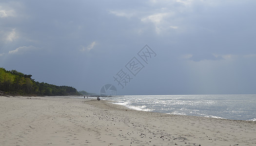 带森林 海滩 海和风暴云的波罗的海景观阳光风暴蓝色海浪天空绿色钓鱼松树光束海景图片