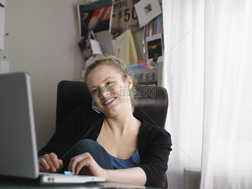 办公室使用膝上型电脑的妇女笔记本椅子听力桌子电话摄影人士成人女性商务图片