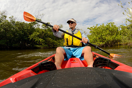 男子穿红色皮艇救生衣运动乐趣旅行荒野淡水热带冒险活动独木舟图片