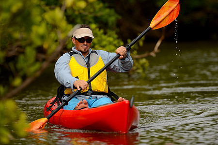 在佛罗里达的皮眼中 人用皮艇做人冒险淡水红色救生衣热带独木舟运动员旅行运动乐趣图片