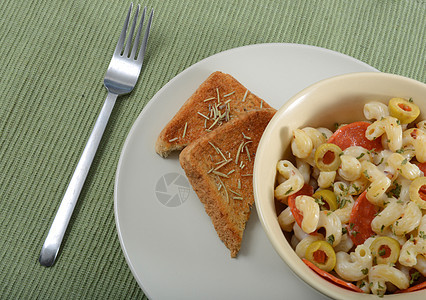 义式意大利面香肠迷迭香草本植物饮食面包美食食物餐厅烹饪盘子图片