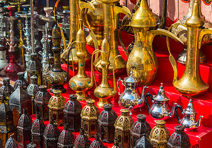 闪亮的传统咖啡壶和灯台集市金子装饰品纪念品遗产黄铜文化水壶金属古董图片