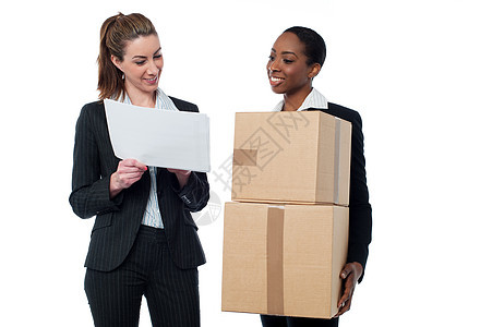 两名女职工讨论股票细节问题报告盒子管理人员企业家沟通纸板盒商界经理公司雇主图片