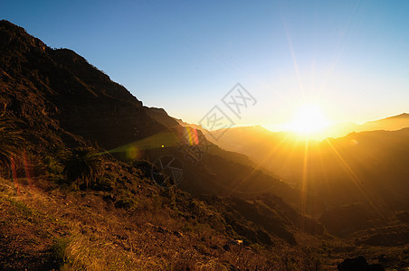 日落在山上天空太阳沙漠橙子背景图片