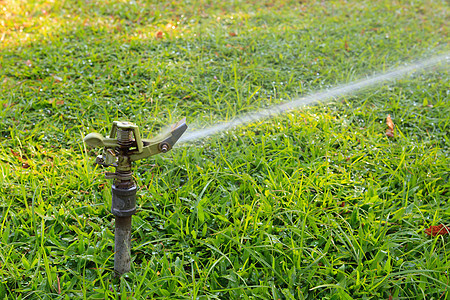 户外公园喷水器蒸气水平绿色塑料洒水器灌溉花园宏观阴影草地图片