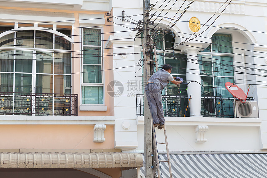 技术员在房子前面与电缆一起工作电压表电气维修电工安全服务职业修理工男人安装图片