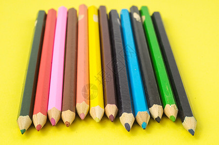 新彩色笔纸画笔艺术家学校乐器光谱木头蓝色艺术办公室彩虹图片