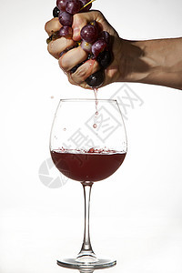 红葡萄用手挤压来酿酒派对果汁白色社会水果玻璃图片