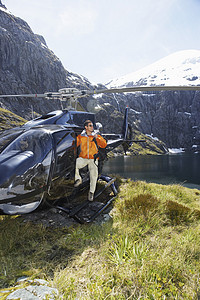 山顶直升机上登山爬山者图片