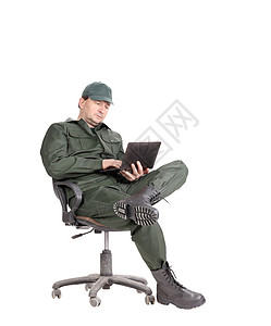 穿着工作服的人坐着笔记本电脑图片