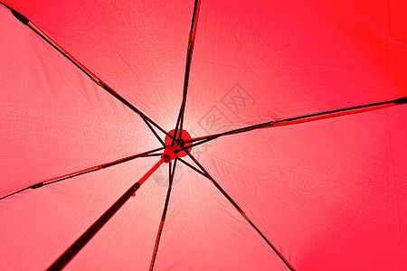 红伞式雨伞遮阳棚庇护所阳伞太阳蓝色天空气候阴影季节白色图片