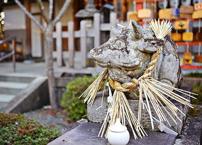 日本寺庙中的石牛雕像高清图片