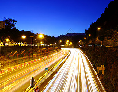 日落时高速公路交通路线图片
