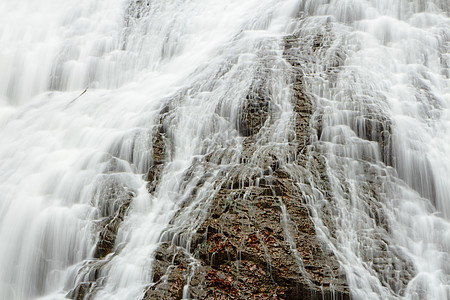瀑布荒野石头溪流旅行森林白色环境岩石绿色木头图片
