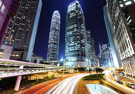 夜间在香港的交通天际公共汽车摩天大楼隧道运输金融速度商业街道风景图片