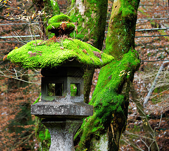 传统的日本石器灯笼图片