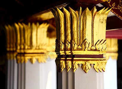 泰国寺庙的金柱图片