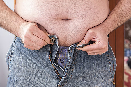 超重男人想穿太小的衣服去系衣白色营养肥胖组织裤子成人斗争躯干数字肚子图片