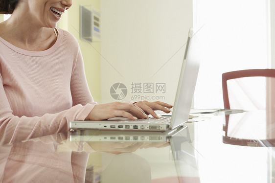 办公室使用膝上型电脑的妇女工作微笑商业信息技术女士笔记本上班族商务一人一部分图片