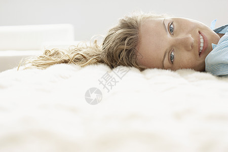 年轻女士在床上放松的肖像图片