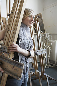 年轻女艺术学生携带轮椅进入工作室图片