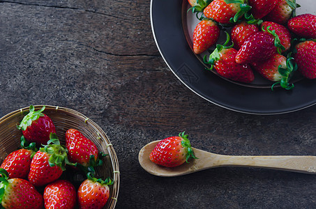 木板上的草莓水果养分静物红色食物背景绿色盘子图片