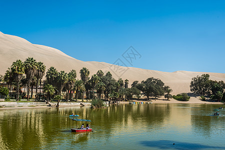 人们开船泻湖秘鲁海岸 Ica 秘鲁图片