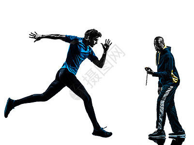 男子跑步冲锋车与教练站手表环影图片