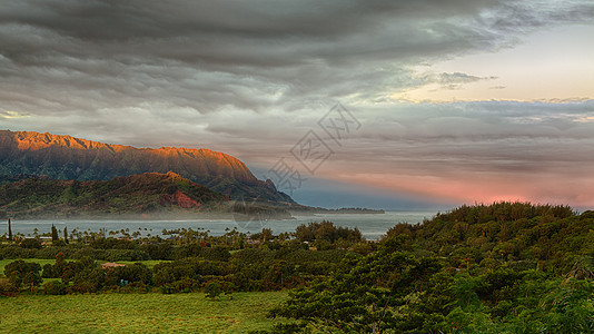 考艾岛哈纳莱伊全景红色海岸热带日出海景支撑月光绿色光束海洋图片