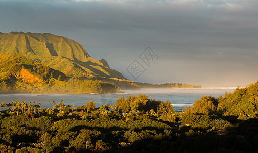 考艾岛哈纳莱伊全景海洋支撑绿色日出热带阳光天堂海景戏剧性山脉图片