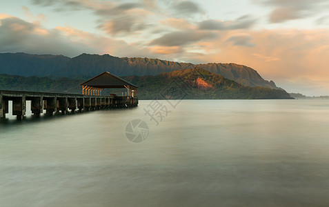 哈内莱湾考艾夏威夷的日出海岸线码头热带戏剧性海景天空旅行美丽沿海风景图片