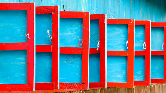 红色和蓝色木制门窗建筑村庄建筑学窗户木头旅行房子百叶窗乡村快门图片