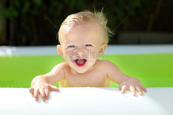 游泳池的婴儿男孩水池喜悦金发微笑幸福童年男性男生眼睛欢乐图片
