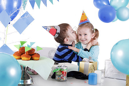 两个孩子在派对桌上庆祝生日 两个孩子图片