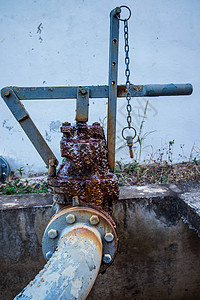 生锈的水门阀阀门燃料工业流动气体管道管子金属工厂图片