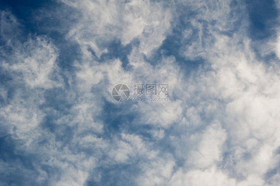飘散的云雾和蓝天空天气场景蓝色风景图片