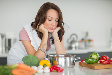 在厨房做饭的重度妇女女士蔬菜头发家庭生活围裙女性食物准备用具厨师图片