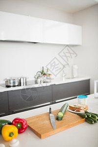 厨房柜台有刀刀和砍板的蔬菜家务家庭烹饪切菜板食物台面图片