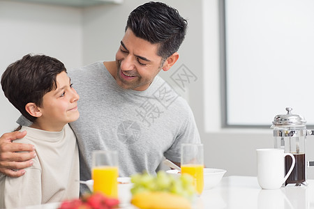 年少儿子和父亲一起吃早餐图片