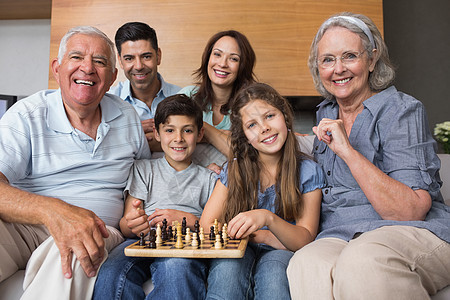 幸福大家庭在客厅下象棋的肖像图片