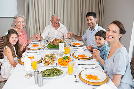 餐桌对大家庭的纵向景象食物女儿男性团结房子用餐儿子母亲兄弟姐妹午餐图片